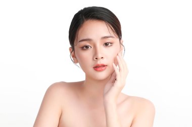 Beyaz arka planda temiz tenli güzel Asyalı kadın, yüz bakımı, yüz bakımı, kozmetoloji, güzellik ve kaplıca, Asyalı kadın portresi.