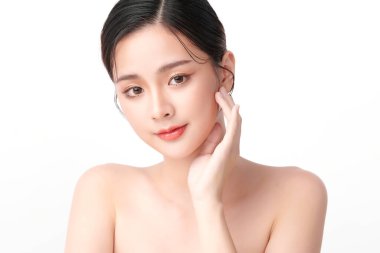 Beyaz arka planda temiz tenli güzel Asyalı kadın, yüz bakımı, yüz bakımı, kozmetoloji, güzellik ve kaplıca, Asyalı kadın portresi.