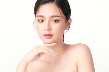 Beyaz arka planda temiz tenli güzel Asyalı kadın, yüz bakımı, yüz bakımı, kozmetoloji, güzellik ve kaplıca, Asyalı kadın portresi.