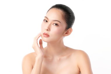 Beyaz arka planda temiz tenli güzel Asyalı kadın, yüz bakımı, yüz bakımı, kozmetoloji, güzellik ve kaplıca, Asyalı kadın portresi.