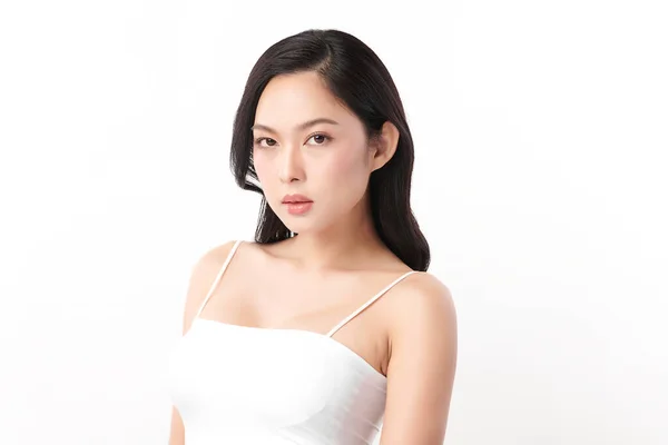 Красивая Молодая Азиатка Чистой Свежей Кожей Белом Фоне Уход Лицом — стоковое фото