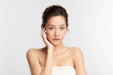 Beyaz arka planda temiz tenli güzel Asyalı kadın, yüz bakımı, yüz bakımı, kozmetoloji, güzellik ve kaplıca, Asyalı kadın portresi.