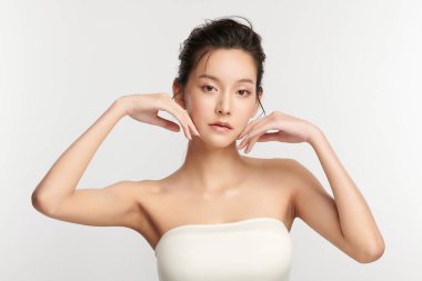 Beyaz arka planda temiz tenli güzel Asyalı kadın, yüz bakımı, yüz bakımı, kozmetoloji, güzellik ve kaplıca, Asyalı kadın portresi.