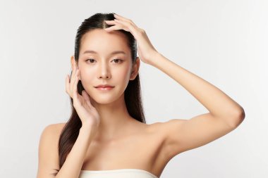 Beyaz arka planda temiz tenli güzel Asyalı kadın, yüz bakımı, yüz bakımı, kozmetoloji, güzellik ve kaplıca, Asyalı kadın portresi.