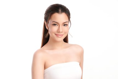 Beyaz arka planda temiz tenli güzel Asyalı kadın, yüz bakımı, yüz bakımı, kozmetoloji, güzellik ve kaplıca, Asyalı kadın portresi.