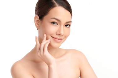 Beyaz arka planda temiz tenli güzel Asyalı kadın, yüz bakımı, yüz bakımı, kozmetoloji, güzellik ve kaplıca, Asyalı kadın portresi.