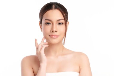 Beyaz arka planda temiz tenli güzel Asyalı kadın, yüz bakımı, yüz bakımı, kozmetoloji, güzellik ve kaplıca, Asyalı kadın portresi.
