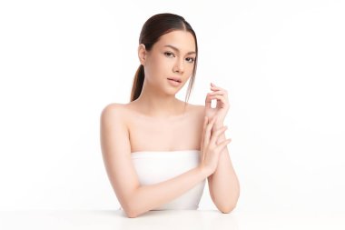 Beyaz arka planda temiz tenli güzel Asyalı kadın, yüz bakımı, yüz bakımı, kozmetoloji, güzellik ve kaplıca, Asyalı kadın portresi.