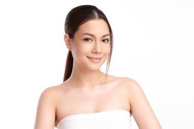 Beyaz arka planda temiz tenli güzel Asyalı kadın, yüz bakımı, yüz bakımı, kozmetoloji, güzellik ve kaplıca, Asyalı kadın portresi.