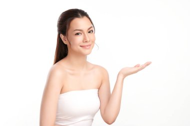 Beyaz arka planda temiz tenli güzel Asyalı kadın, yüz bakımı, yüz bakımı, kozmetoloji, güzellik ve kaplıca, Asyalı kadın portresi.