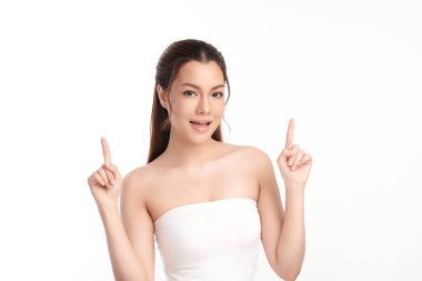 Beyaz arka planda temiz tenli güzel Asyalı kadın, yüz bakımı, yüz bakımı, kozmetoloji, güzellik ve kaplıca, Asyalı kadın portresi.