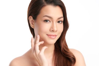 Beyaz arka planda temiz tenli güzel Asyalı kadın, yüz bakımı, yüz bakımı, kozmetoloji, güzellik ve kaplıca, Asyalı kadın portresi.