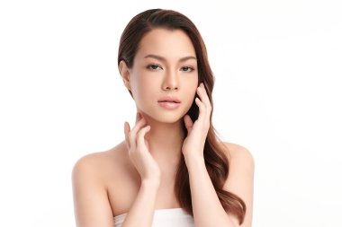 Beyaz arka planda temiz tenli güzel Asyalı kadın, yüz bakımı, yüz bakımı, kozmetoloji, güzellik ve kaplıca, Asyalı kadın portresi.
