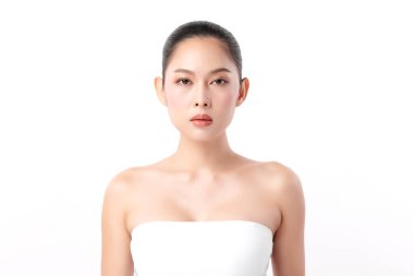 Beyaz arka planda temiz tenli güzel Asyalı kadın, yüz bakımı, yüz bakımı, kozmetoloji, güzellik ve kaplıca, Asyalı kadın portresi.