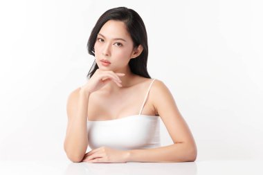 Beyaz arka planda temiz tenli güzel Asyalı kadın, yüz bakımı, yüz bakımı, kozmetoloji, güzellik ve kaplıca, Asyalı kadın portresi.