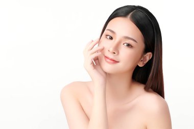 Beyaz arka planda temiz tenli güzel Asyalı kadın, yüz bakımı, yüz bakımı, kozmetoloji, güzellik ve kaplıca, Asyalı kadın portresi.
