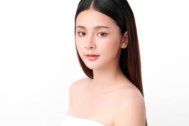Beyaz arka planda temiz tenli güzel Asyalı kadın, yüz bakımı, yüz bakımı, kozmetoloji, güzellik ve kaplıca, Asyalı kadın portresi.