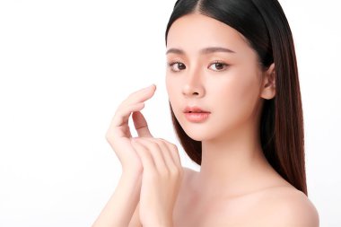 Beyaz arka planda temiz tenli güzel Asyalı kadın, yüz bakımı, yüz bakımı, kozmetoloji, güzellik ve kaplıca, Asyalı kadın portresi.