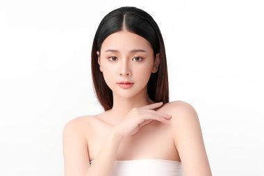 Beyaz arka planda temiz tenli güzel Asyalı kadın, yüz bakımı, yüz bakımı, kozmetoloji, güzellik ve kaplıca, Asyalı kadın portresi.