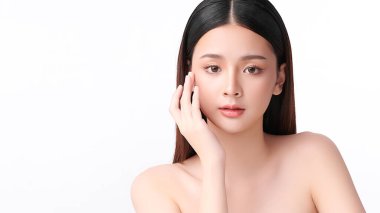 Beyaz arka planda temiz tenli güzel Asyalı kadın, yüz bakımı, yüz bakımı, kozmetoloji, güzellik ve kaplıca, Asyalı kadın portresi.