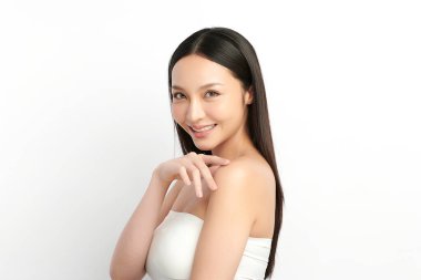 Beyaz arka planda temiz tenli güzel Asyalı kadın, yüz bakımı, yüz bakımı, kozmetoloji, güzellik ve kaplıca, Asyalı kadın portresi.