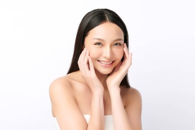 Beyaz arka planda temiz tenli güzel Asyalı kadın, yüz bakımı, yüz bakımı, kozmetoloji, güzellik ve kaplıca, Asyalı kadın portresi.