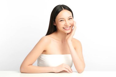 Beyaz arka planda temiz tenli güzel Asyalı kadın, yüz bakımı, yüz bakımı, kozmetoloji, güzellik ve kaplıca, Asyalı kadın portresi.