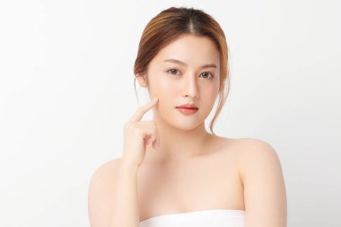 Beyaz arka planda temiz tenli güzel Asyalı kadın, yüz bakımı, yüz bakımı, kozmetoloji, güzellik ve kaplıca, Asyalı kadın portresi.
