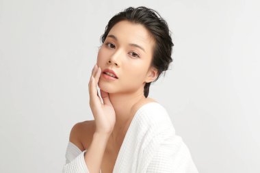 Beyaz arka planda temiz tenli güzel Asyalı kadın, yüz bakımı, yüz bakımı, kozmetoloji, güzellik ve kaplıca, Asyalı kadın portresi.
