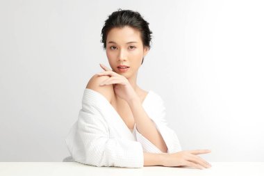 Beyaz arka planda temiz tenli güzel Asyalı kadın, yüz bakımı, yüz bakımı, kozmetoloji, güzellik ve kaplıca, Asyalı kadın portresi.