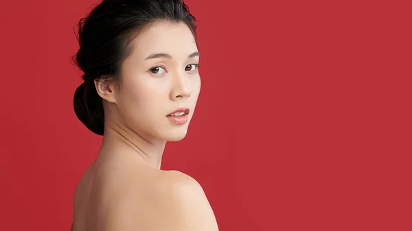 Krásná Mladá Asijská Žena Čistou Svěží Pletí Červeném Pozadí Péče — Stock fotografie