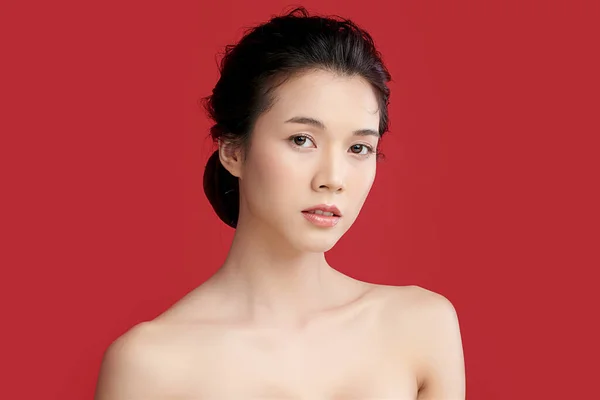 Όμορφη Νεαρή Ασιάτισσα Γυναίκα Καθαρό Φρέσκο Δέρμα Κόκκινο Φόντο Φροντίδα — Φωτογραφία Αρχείου