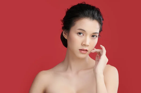Vacker Ung Asiatisk Kvinna Med Ren Fräsch Hud Röd Bakgrund — Stockfoto