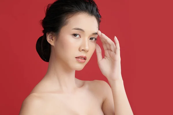 Güzel Genç Asyalı Kadın Kırmızı Arka Planda Temiz Ten Yüz — Stok fotoğraf