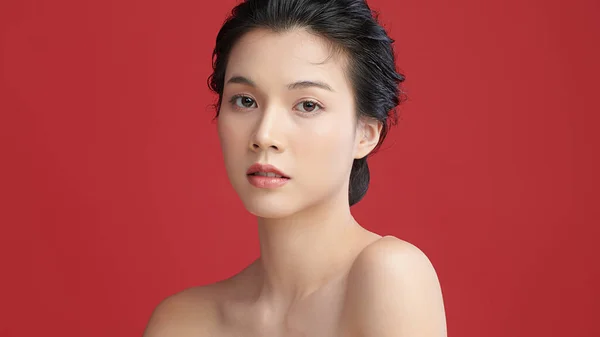 Прекрасна Молода Азіатка Чистою Свіжою Шкірою Червоному Тлі Догляд Обличчям — стокове фото