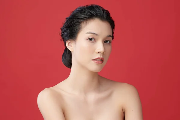 Красивая Молодая Азиатка Чистой Свежей Кожей Красном Фоне Уход Лицом — стоковое фото