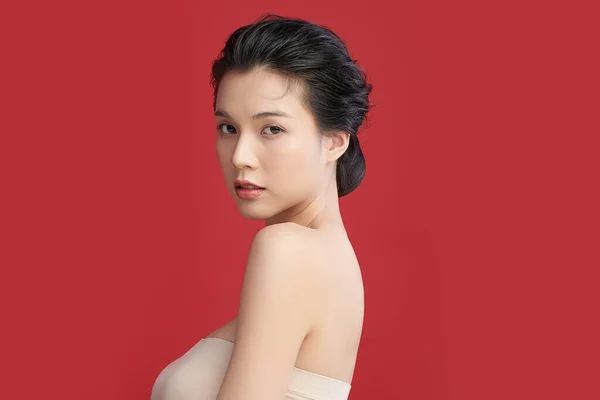 Mooie Jonge Aziatische Vrouw Met Schone Frisse Huid Rode Achtergrond — Stockfoto