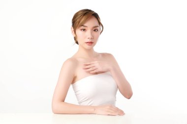 Beyaz arka planda temiz tenli güzel Asyalı kadın, yüz bakımı, yüz bakımı, kozmetoloji, güzellik ve kaplıca, Asyalı kadın portresi.