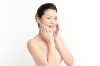 Beyaz arka planda temiz tenli güzel Asyalı kadın, yüz bakımı, yüz bakımı, kozmetoloji, güzellik ve kaplıca, Asyalı kadın portresi.