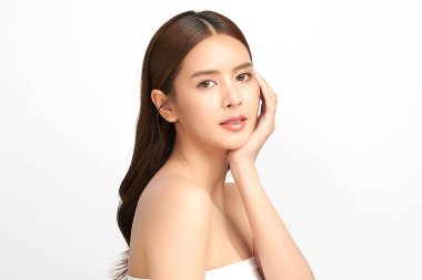 Beyaz arka planda temiz tenli güzel Asyalı kadın, yüz bakımı, yüz bakımı, kozmetoloji, güzellik ve kaplıca, Asyalı kadın portresi.