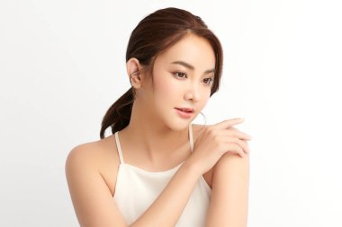 Beyaz arka planda temiz tenli güzel Asyalı kadın, yüz bakımı, yüz bakımı, kozmetoloji, güzellik ve kaplıca, Asyalı kadın portresi.