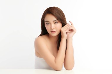 Beyaz arka planda temiz tenli güzel Asyalı kadın, yüz bakımı, yüz bakımı, kozmetoloji, güzellik ve kaplıca, Asyalı kadın portresi.