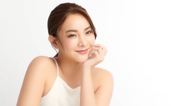 Beyaz arka planda temiz tenli güzel Asyalı kadın, yüz bakımı, yüz bakımı, kozmetoloji, güzellik ve kaplıca, Asyalı kadın portresi.