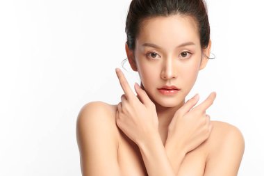 Beyaz arka planda temiz tenli güzel Asyalı kadın, yüz bakımı, yüz bakımı, kozmetoloji, güzellik ve kaplıca, Asyalı kadın portresi.