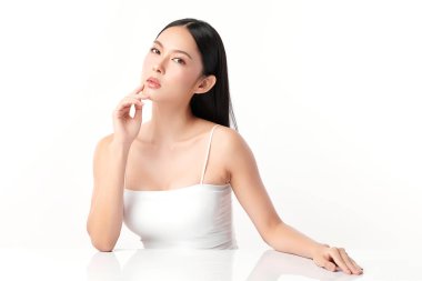 Beyaz arka planda temiz tenli güzel Asyalı kadın, yüz bakımı, yüz bakımı, kozmetoloji, güzellik ve kaplıca, Asyalı kadın portresi.
