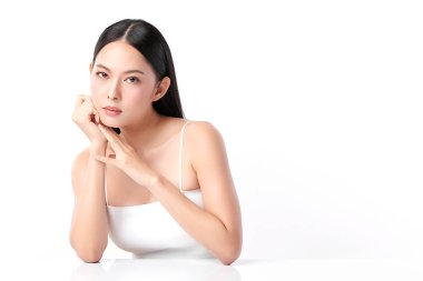 Beyaz arka planda temiz tenli güzel Asyalı kadın, yüz bakımı, yüz bakımı, kozmetoloji, güzellik ve kaplıca, Asyalı kadın portresi.