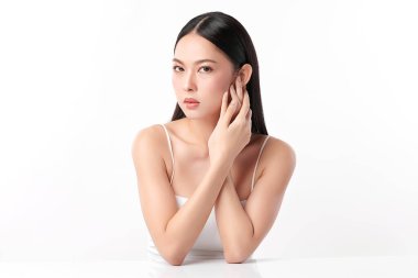 Beyaz arka planda temiz tenli güzel Asyalı kadın, yüz bakımı, yüz bakımı, kozmetoloji, güzellik ve kaplıca, Asyalı kadın portresi.