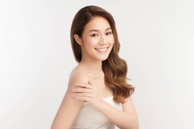 Beyaz arka planda temiz tenli güzel Asyalı kadın, yüz bakımı, yüz bakımı, kozmetoloji, güzellik ve kaplıca, Asyalı kadın portresi.