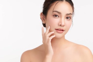Beyaz arka planda temiz tenli güzel Asyalı kadın, yüz bakımı, yüz bakımı, kozmetoloji, güzellik ve kaplıca, Asyalı kadın portresi.