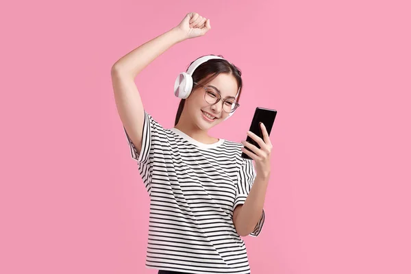Jovem Mulher Asiática Feliz Usando Fones Ouvido Sem Fio Ouvindo — Fotografia de Stock